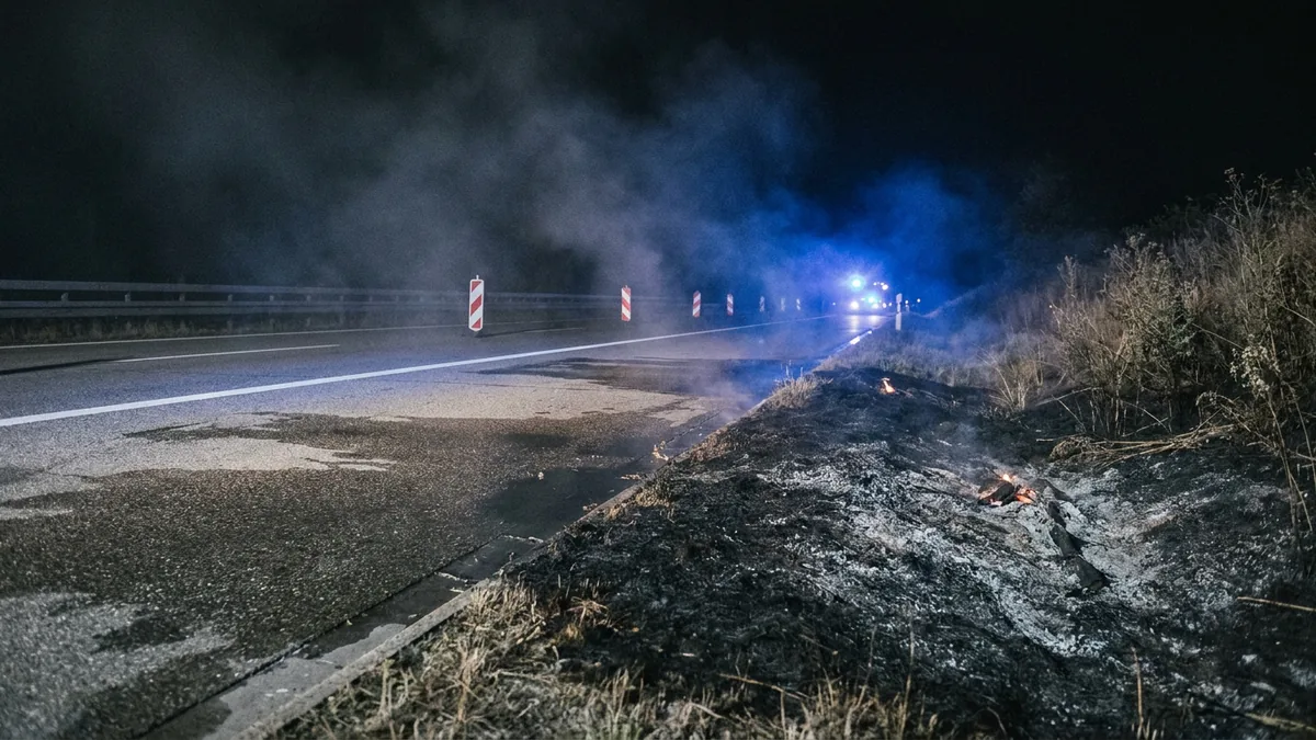 Gesperrte Autobahnfahrbahn bei Nacht mit Einsatzfahrzeugen