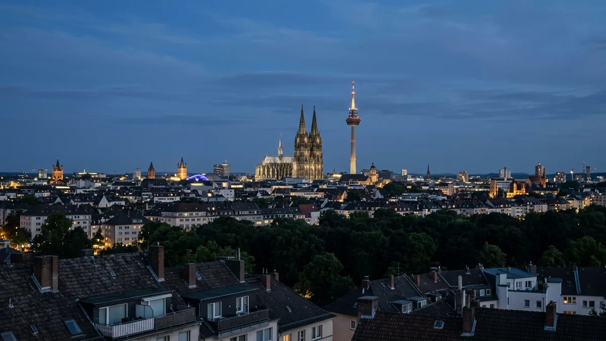 Kölner Stadtsilhouette in der blauen Stunde mit Dom und Fernsehturm in einer Blickachse