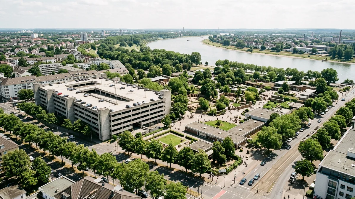 Luftbild eines mehrgeschossigen Parkhauses neben einem Zoogelände am Rhein in Köln-Riehl