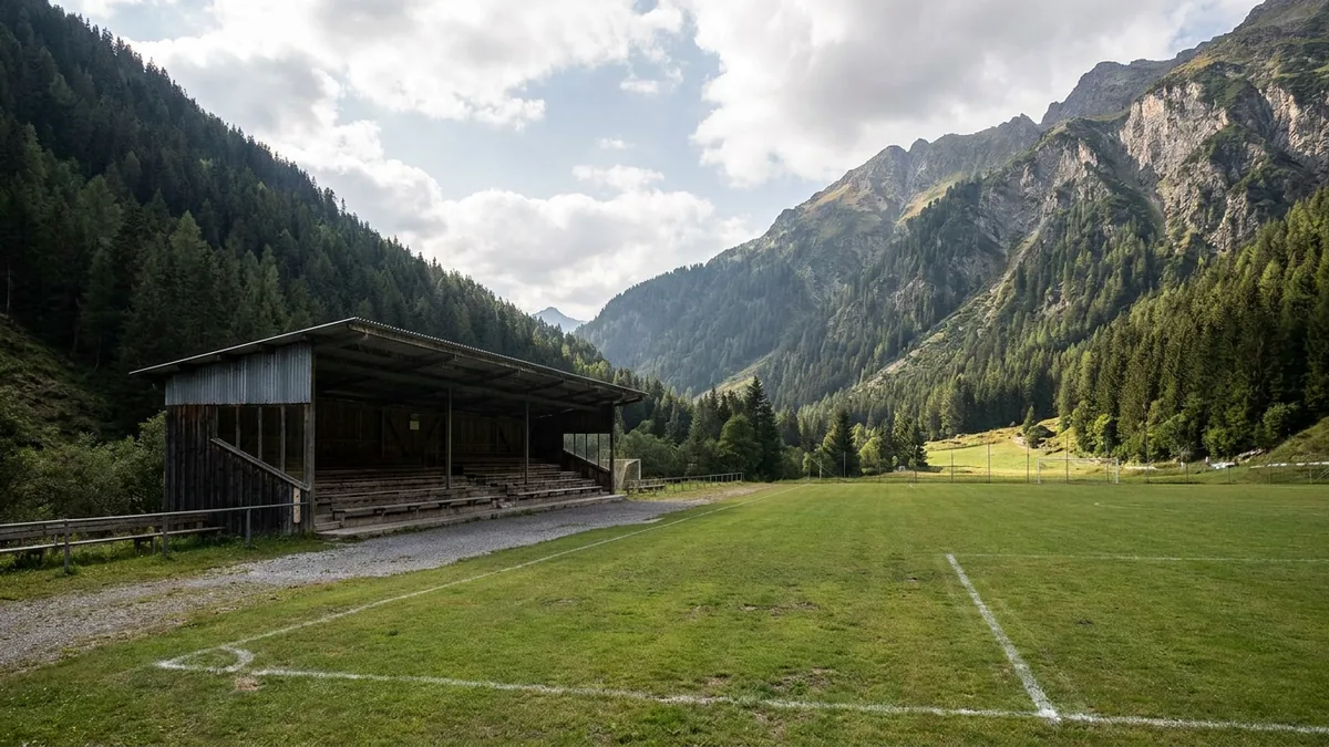 Kleines Fußballstadion in den Tiroler Bergen mit überdachter Tribüne