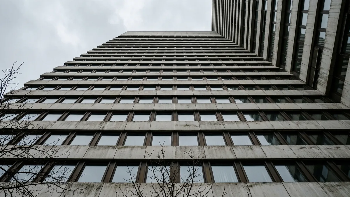 Hochhausfassade einer staedtischen Verwaltung in Köln-Deutz, von unten fotografiert