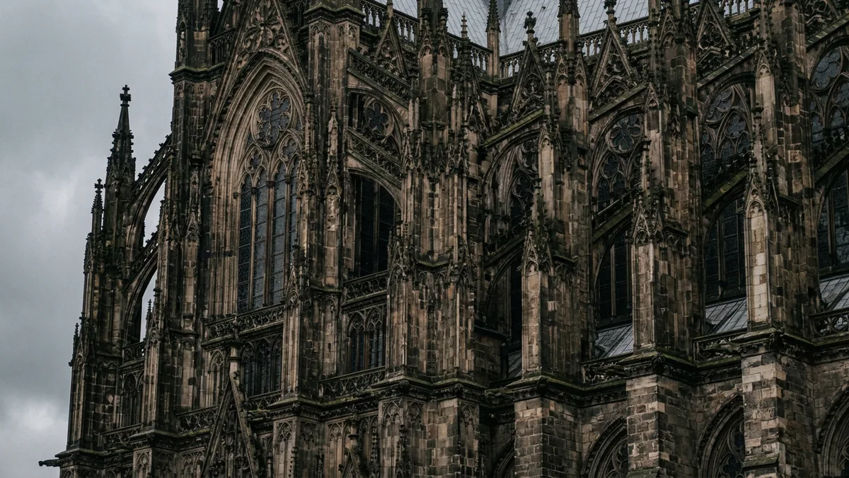 Dunkles Maßwerk und Mauerwerk des Kölner Doms im engen Bildausschnitt