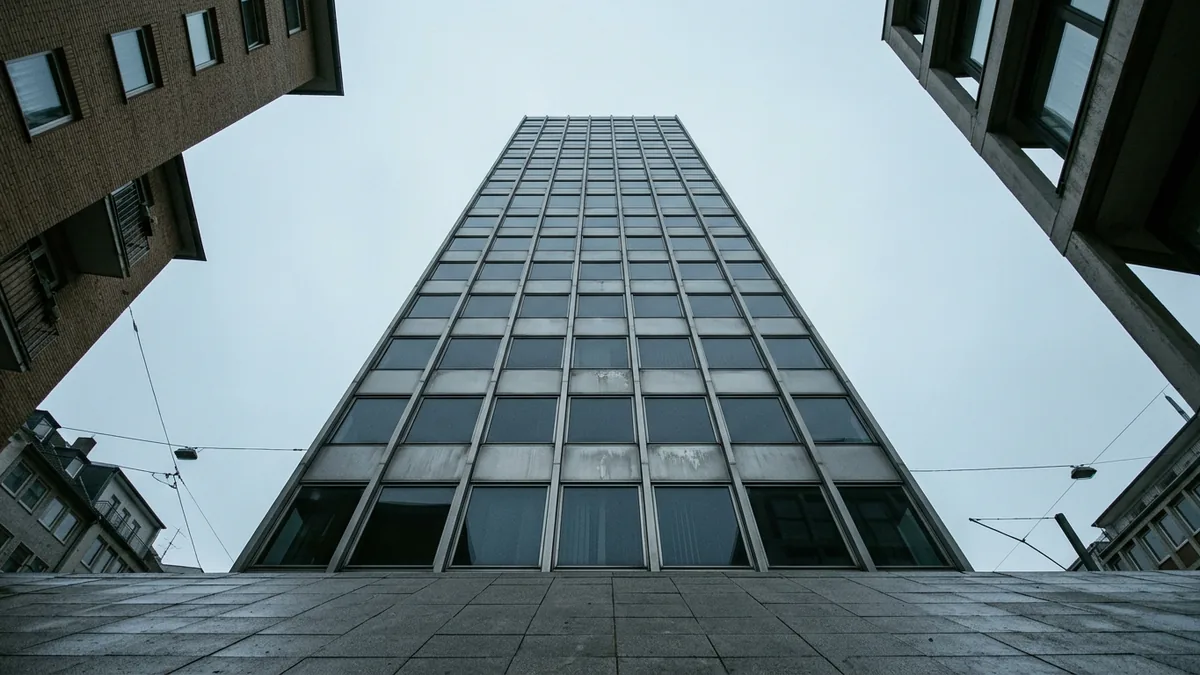 Büroturm im Kölner Bankenumfeld aus der Froschperspektive gegen bewölkten Himmel