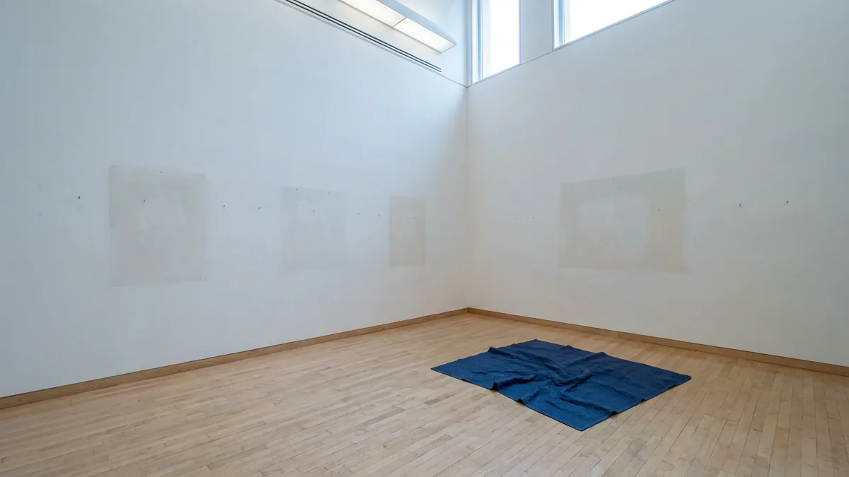 Leerer Museumssaal mit weißen Wänden und hellen Rechtecken, wo Bilder hingen